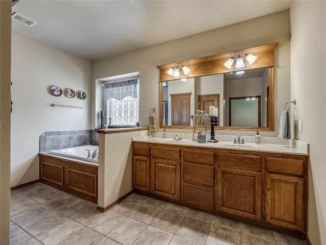 9021 NW 81st Street, Yukon, OK 73099