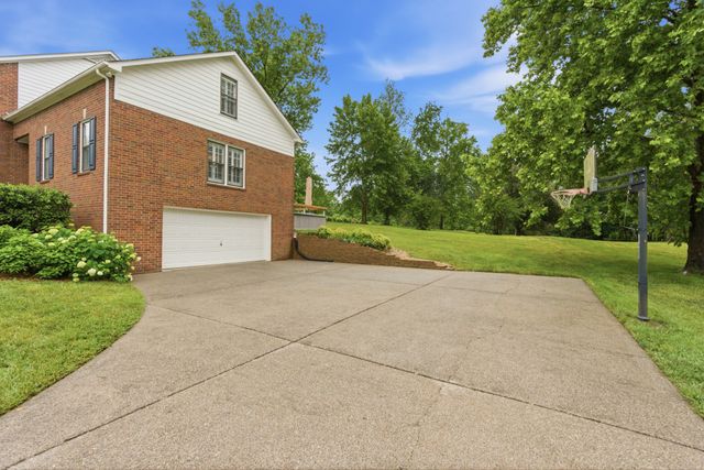1009 Valley Forge Dr, Arrington, TN 37014