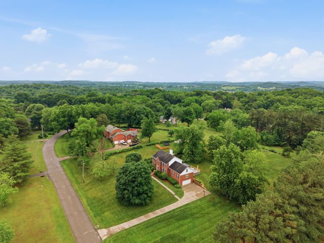 1009 Valley Forge Dr, Arrington, TN 37014