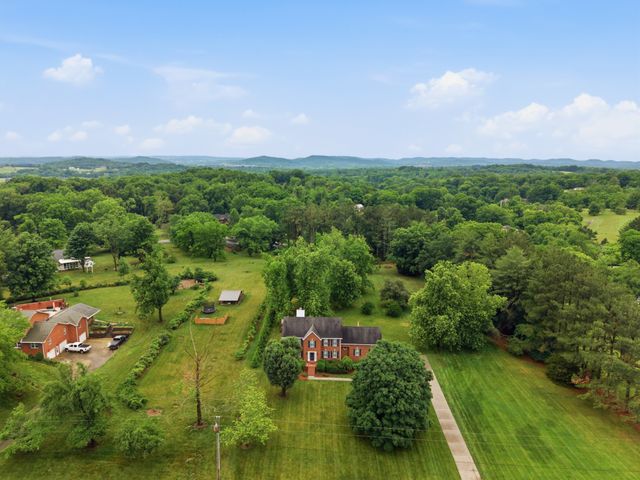 1009 Valley Forge Dr, Arrington, TN 37014