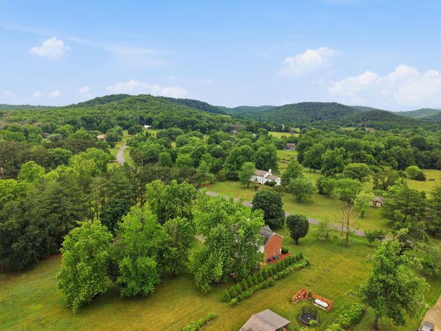 1009 Valley Forge Dr, Arrington, TN 37014