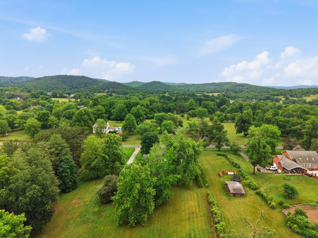 1009 Valley Forge Dr, Arrington, TN 37014