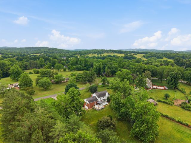1009 Valley Forge Dr, Arrington, TN 37014