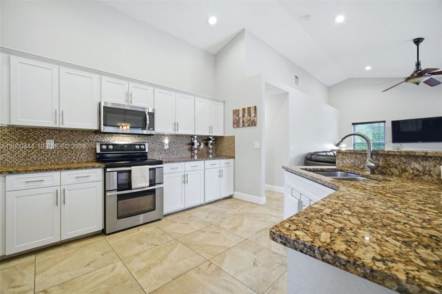 3563 W Tree Tops Ct, Davie, FL 33328