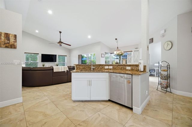 3563 W Tree Tops Ct, Davie, FL 33328