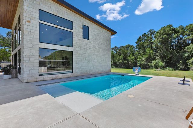 10429 Longstreet Road, Willis, TX 77318