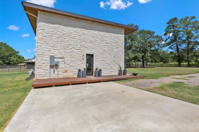 10429 Longstreet Road, Willis, TX 77318