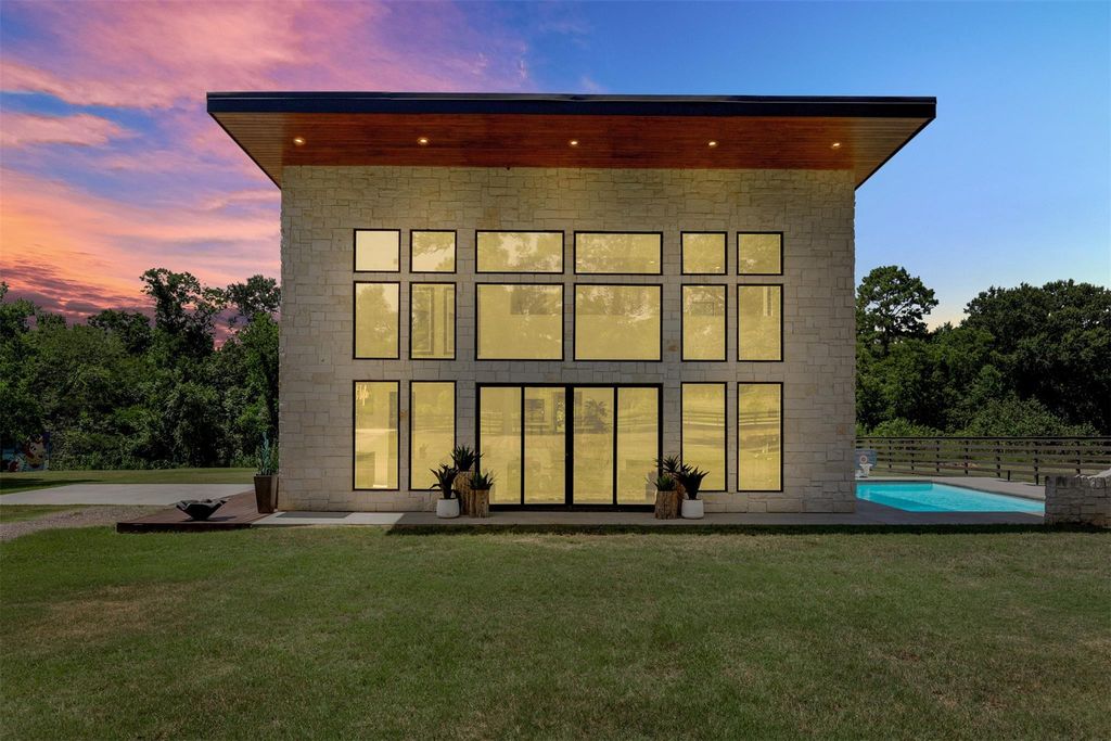 10429 Longstreet Road, Willis, TX 77318