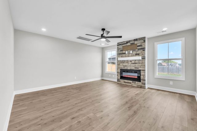 156 Leitrim Dr, Clarksville, TN 37042