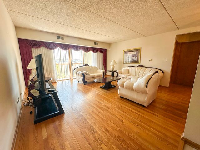 4700 N Harlem Avenue 306, Harwood Heights, IL 60706