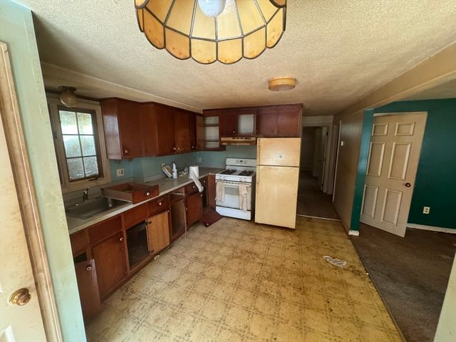 75 Donna Dr, Plymouth, MA 02360