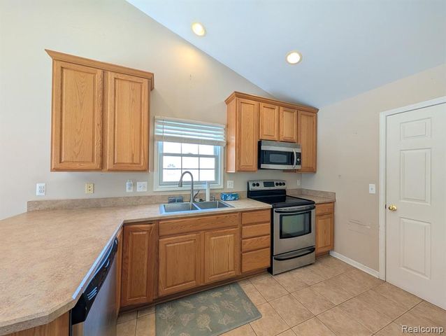 4090 Grand Oaks Trail, Burton, MI 48519