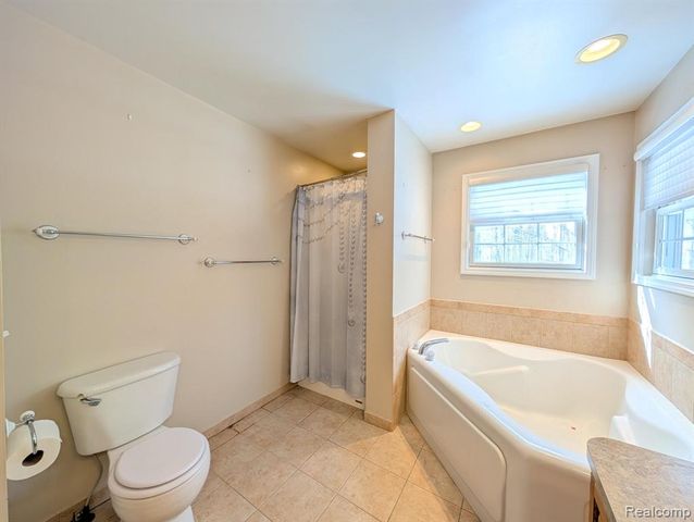 4090 Grand Oaks Trail, Burton, MI 48519