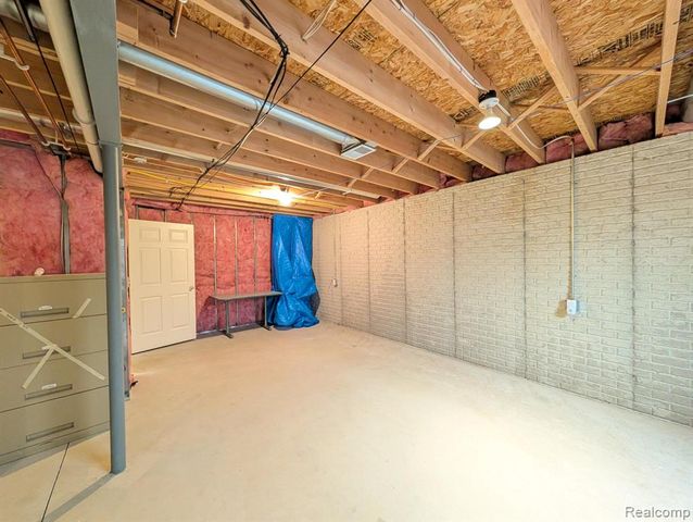 4090 Grand Oaks Trail, Burton, MI 48519