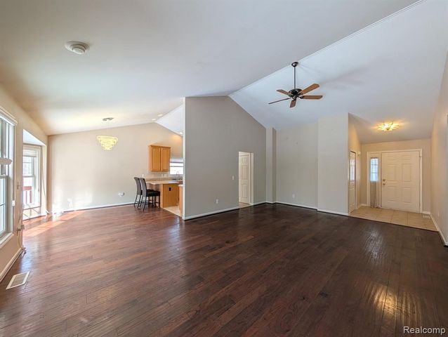 4090 Grand Oaks Trail, Burton, MI 48519