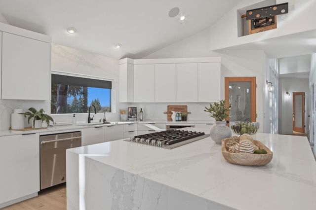 9313 N Hills Ct, Oakdale, CA 95361