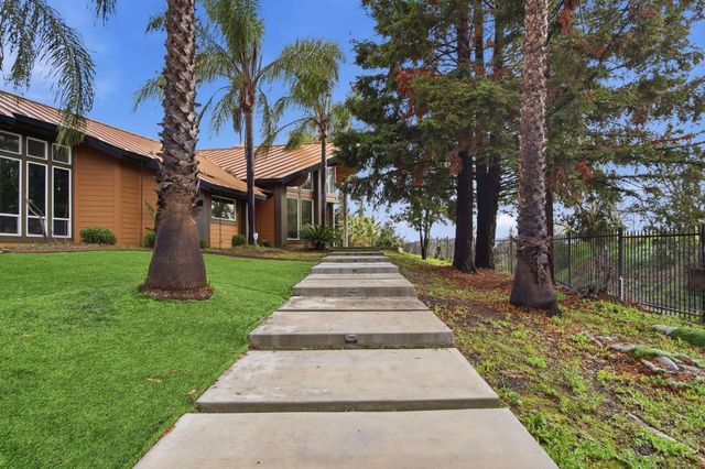 9313 N Hills Ct, Oakdale, CA 95361