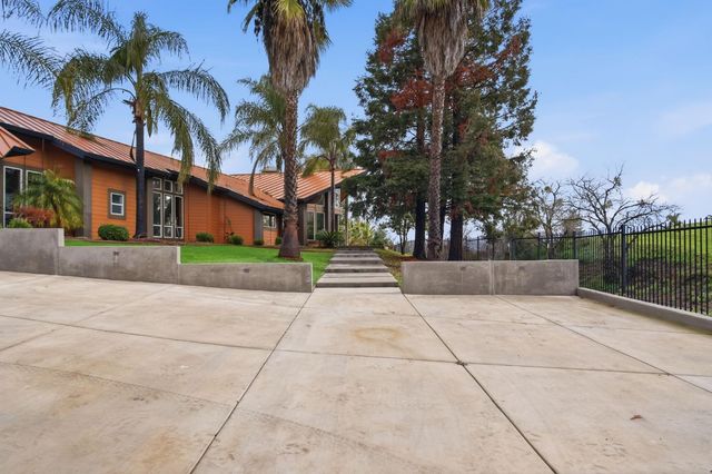 9313 N Hills Ct, Oakdale, CA 95361