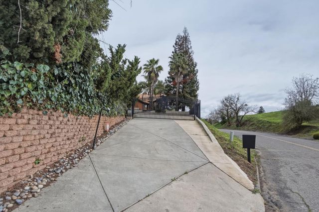 9313 N Hills Ct, Oakdale, CA 95361