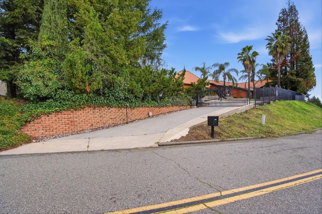 9313 N Hills Ct, Oakdale, CA 95361