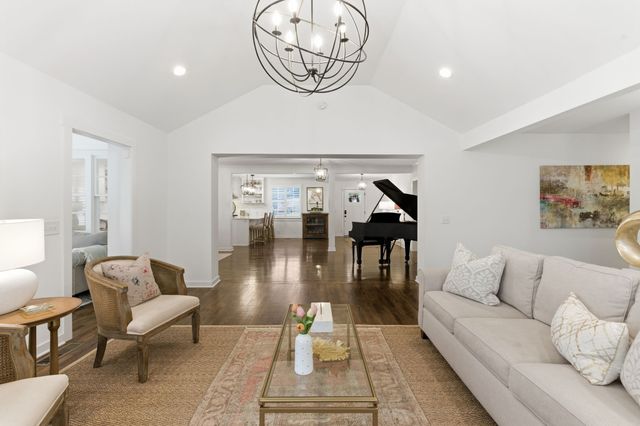 745 Vosswood Dr, Nashville, TN 37205