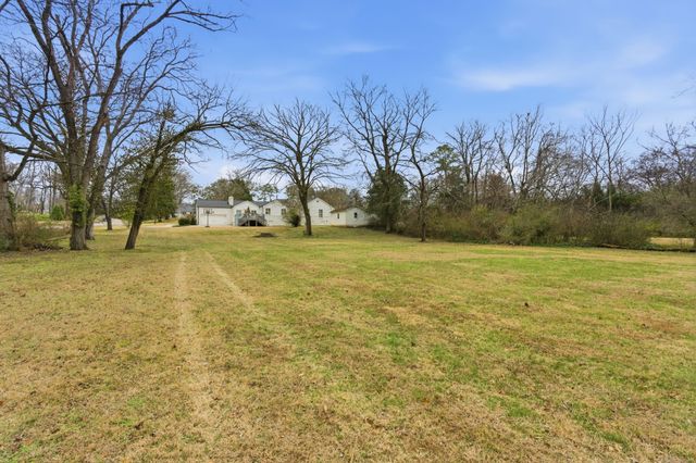 745 Vosswood Dr, Nashville, TN 37205