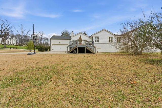 745 Vosswood Dr, Nashville, TN 37205