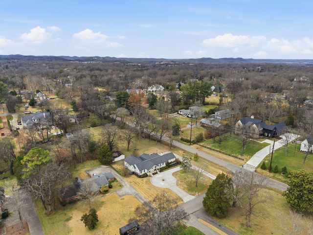 745 Vosswood Dr, Nashville, TN 37205