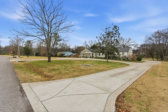 745 Vosswood Dr, Nashville, TN 37205