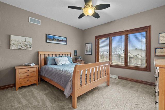 915 N Evergreen CIRCLE, Hartland, WI 53029