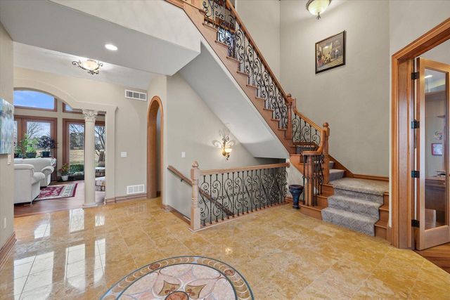 915 N Evergreen CIRCLE, Hartland, WI 53029