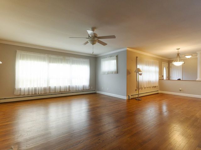 42 Suburban Square, South Burlington, VT 05403