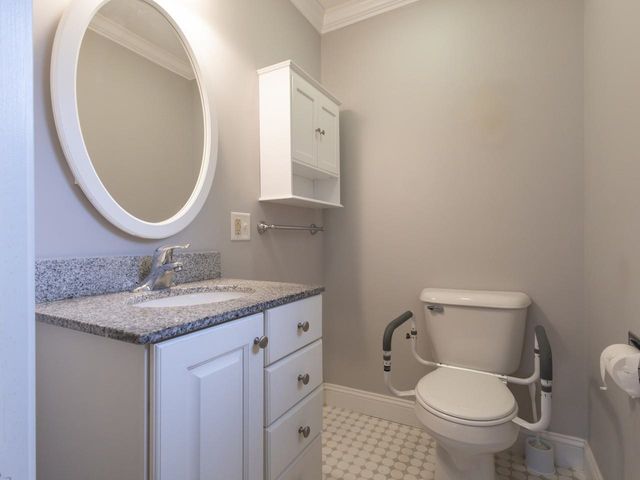 42 Suburban Square, South Burlington, VT 05403