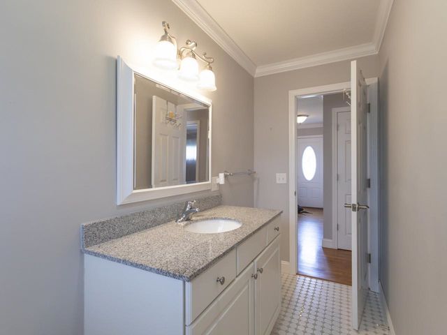 42 Suburban Square, South Burlington, VT 05403