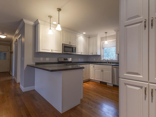 42 Suburban Square, South Burlington, VT 05403
