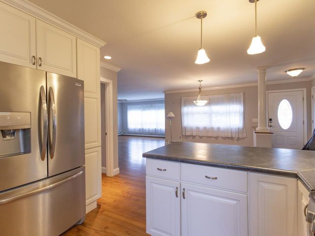 42 Suburban Square, South Burlington, VT 05403