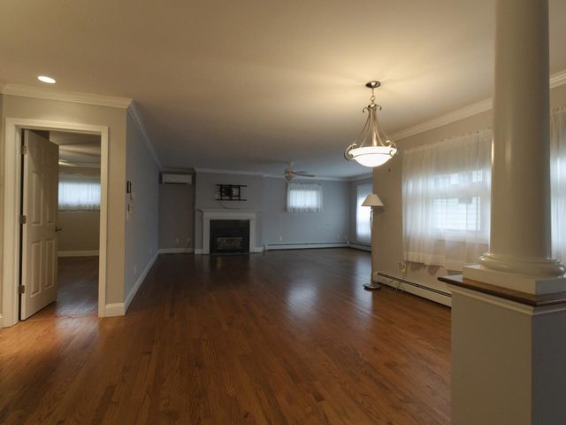 42 Suburban Square, South Burlington, VT 05403