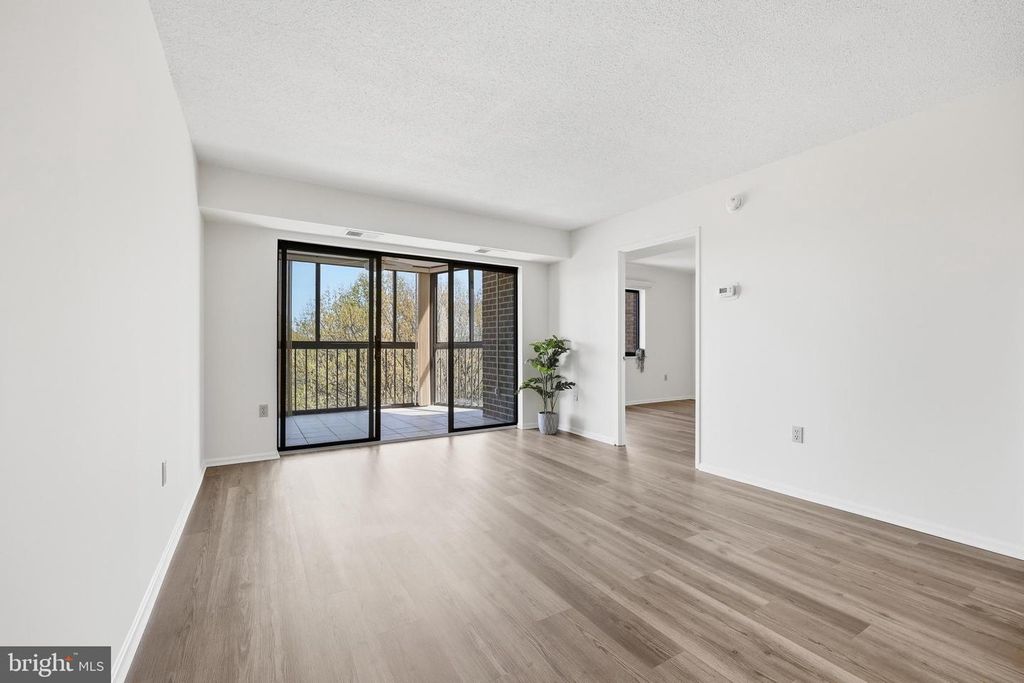 Image 10 of property listing at 15107 INTERLACHEN DR #2-1006, Silver Spring, MD 20906