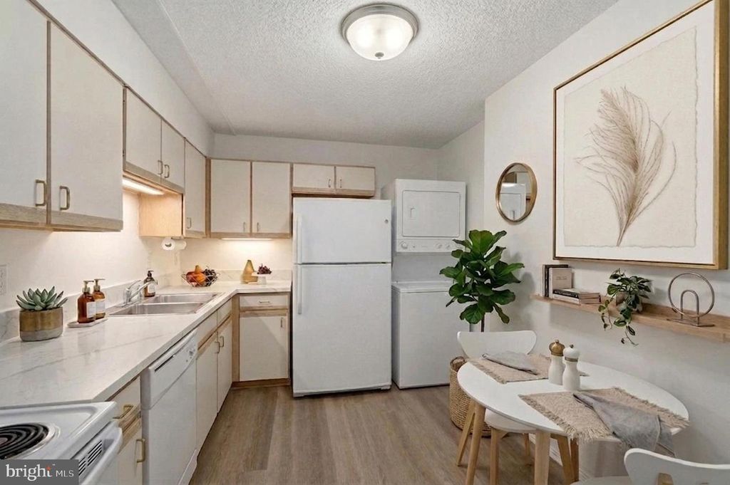 Image 15 of property listing at 15107 INTERLACHEN DR #2-1006, Silver Spring, MD 20906