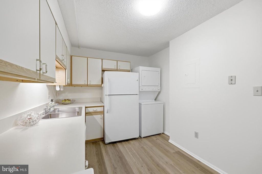 Image 16 of property listing at 15107 INTERLACHEN DR #2-1006, Silver Spring, MD 20906