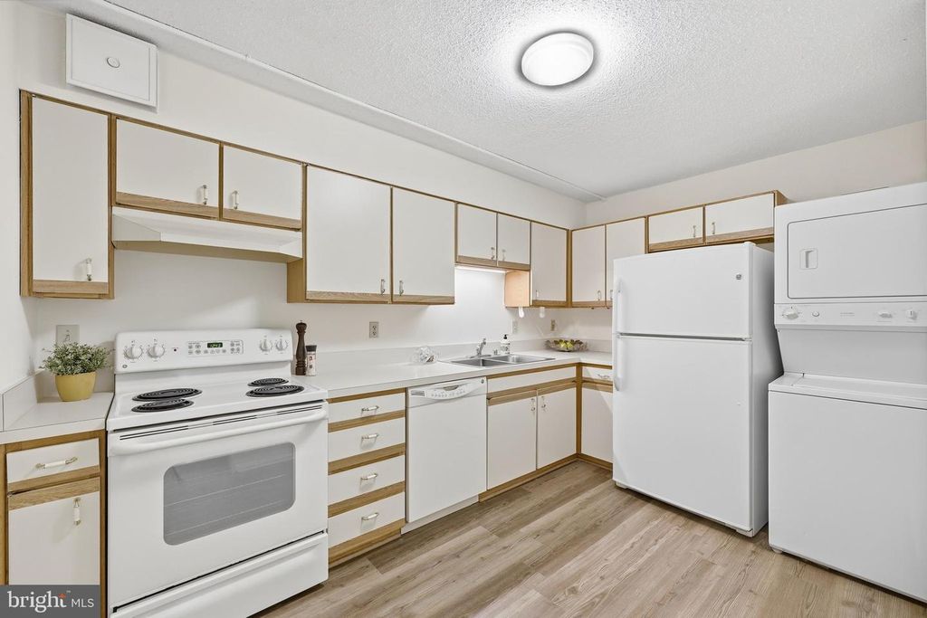 Image 17 of property listing at 15107 INTERLACHEN DR #2-1006, Silver Spring, MD 20906