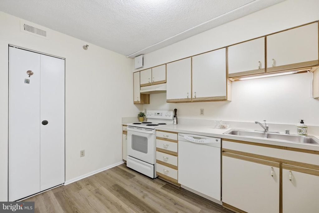 Image 18 of property listing at 15107 INTERLACHEN DR #2-1006, Silver Spring, MD 20906