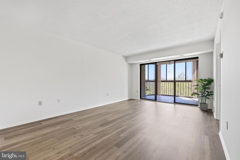 Image 2 of property listing at 15107 INTERLACHEN DR #2-1006, Silver Spring, MD 20906