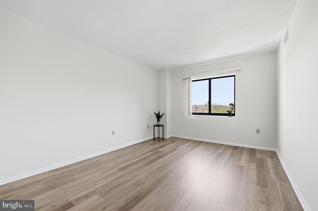 Image 20 of property listing at 15107 INTERLACHEN DR #2-1006, Silver Spring, MD 20906