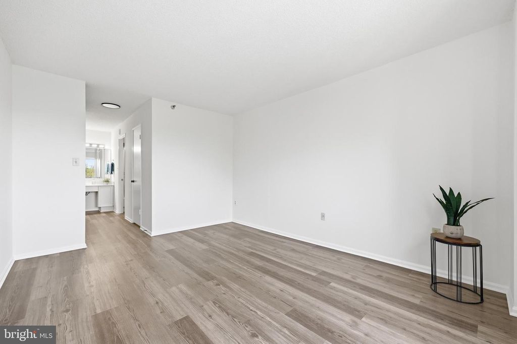 Image 21 of property listing at 15107 INTERLACHEN DR #2-1006, Silver Spring, MD 20906