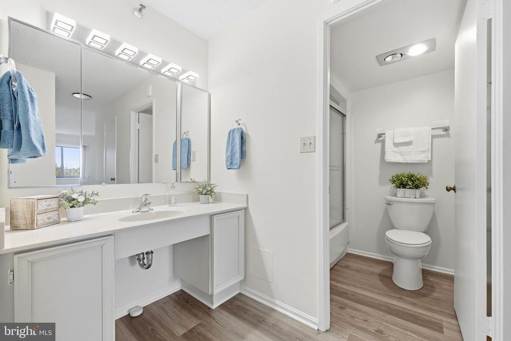 Image 24 of property listing at 15107 INTERLACHEN DR #2-1006, Silver Spring, MD 20906