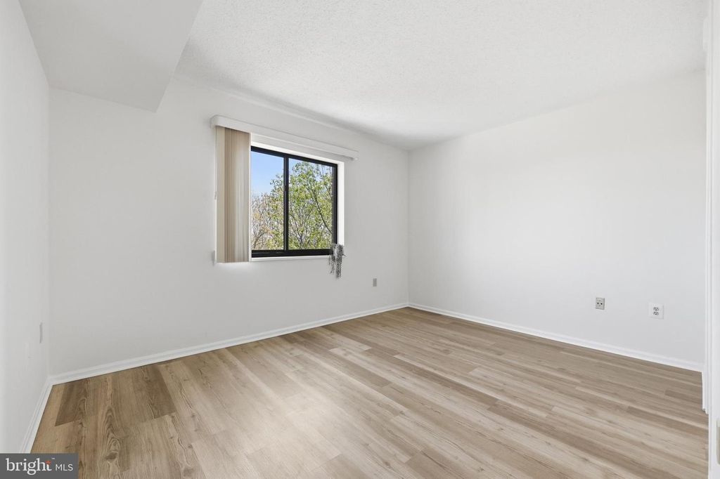 Image 27 of property listing at 15107 INTERLACHEN DR #2-1006, Silver Spring, MD 20906