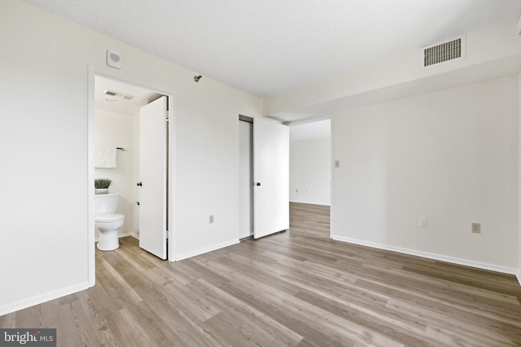 Image 28 of property listing at 15107 INTERLACHEN DR #2-1006, Silver Spring, MD 20906