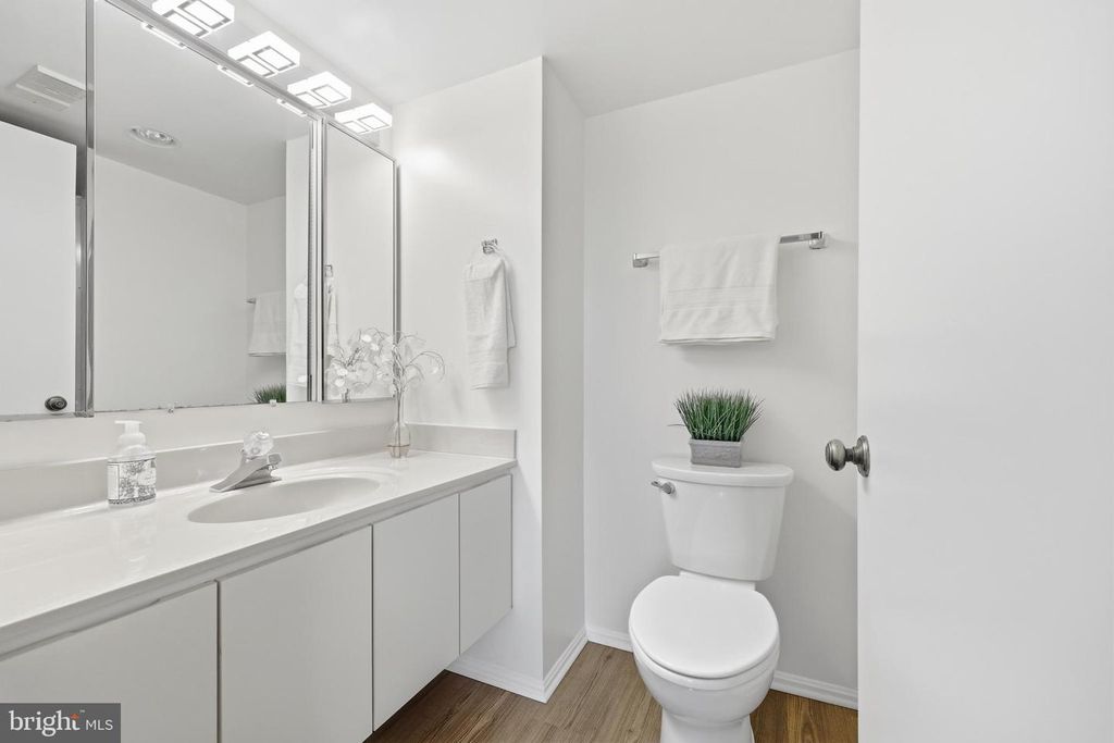 Image 29 of property listing at 15107 INTERLACHEN DR #2-1006, Silver Spring, MD 20906