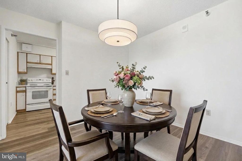 Image 6 of property listing at 15107 INTERLACHEN DR #2-1006, Silver Spring, MD 20906